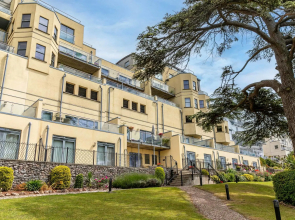A7 Masts - Striking beachside apartment with beautiful sea views, private balcony and secure parking