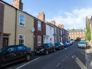 House - Sleeps 4 - Pets Ok - Parking - Garden