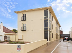 Beachside 2-bed Apartment With Balcony Views