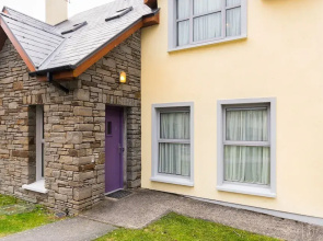 3 Bedroom pet Friendly Home With Access to Pool