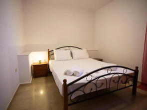 Traditional Apartment part of a Detached Villa on a luxurious Hill of Thessaloniki PANORAMA with a private garden with trees ,also available for Family and other gatherings and Kid's parties - under 13 , for less than 20 people alltogether