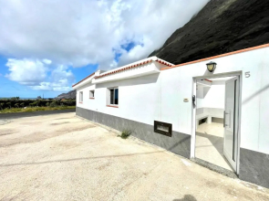 Two-Bedroom House 5, FreeWifi, AC, BBQ, Mountain View