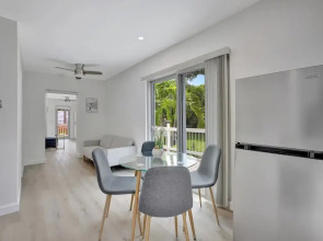 Sunshine Getaway Sleeps 4!