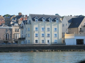 1 Quayside Court - 3 bedroomed ground floor apartment with sea views