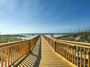 Resort Condo: Pools, Gym, Bar & Beach Access!