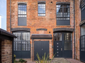 Elliot Oliver - Stylish 2 Bedroom Town Centre Apartment