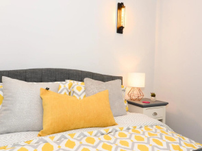 Amazing Apartment near Bournemouth, Poole & Sandbanks - WiFi & Netflix - Newly Renovated! Great Location!