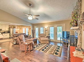 Comfy Jasper Getaway w/ Community Amenities!