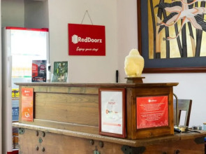 Reddoorz Plus Near One Belpark Mall Cilandak