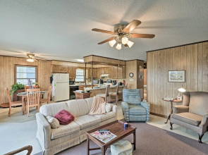 Pet-friendly Second Row House Steps to Beach!