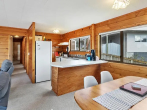 Jade Parrot - Snells Beach Holiday Home