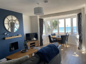 Worthing Beach 180 - 2 bed Seafront With Parking