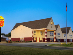 Super 8 by Wyndham Holton