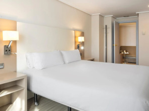 Maxwell Reserve Singapore, Autograph Collection