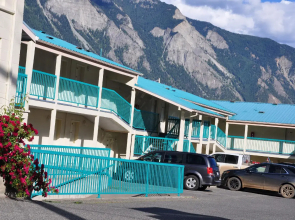 Canadas Best Value Inn Mile 0