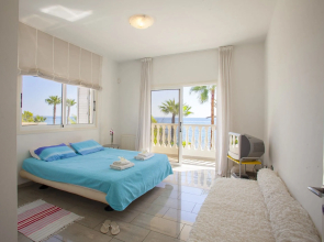 Sunset Beachfront Villa Meneou