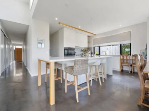 Modern Coastal Escape Pet Friendly With Fireplace