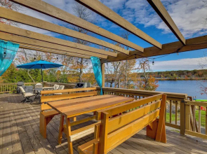 Lakefront Pocono Retreat w/ Hot Tub & Movie Hub