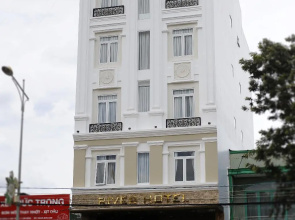 River Hotel