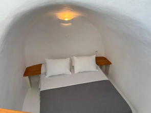 Lioyerma Cave Villa2 with Private Hot Tub