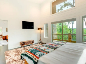 Mid-century Modern Home w/ Hot Tub & Mtn Views!