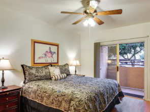 Deck & Resort Amenities: Phoenix Escape By Hiking