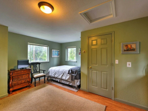 Seward Studio w/ Deck, Outdoor Dining & Mtn Views!