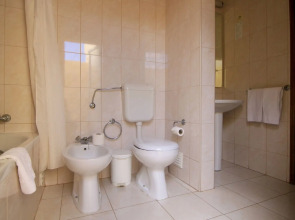 Parque Mourabel, Oasis Village, Pe do Lago