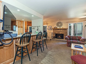 Horizons - Communal Sauna & Hot Tub!