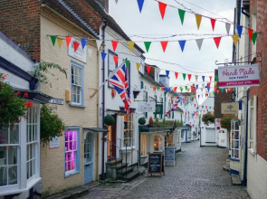 Large modern self contained apartment in Lymington