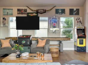 Town Lake Townhouse Hot Tub, Game Room & Skyline Views