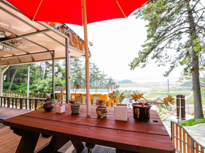 Yeosu Banditbul Hwangto Pension