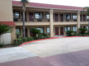 Red Roof Inn & Suites Houston - Humble/IAH Airport