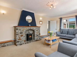 Honeyfield Lodge - Spacious Cottage Rural Views