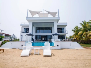 Spacious 4-bed Villa in Placencia Village w Pool