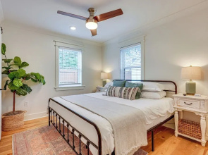 Dtwn Retreat w/ Game Room! Walk to Hampton Park