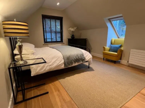 NEW 1BD Contemporary Home Upper Dunblane