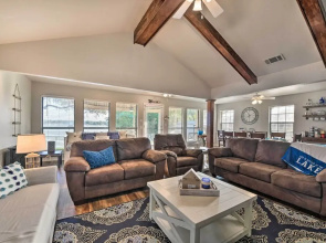 Lakefront Home < 3 Miles to Historic Granbury!