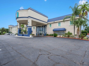 Clarion Inn & Suites Central Clearwater Beach