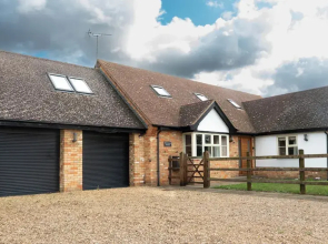Superb 4BD Stay in Wyton and Houghton Village
