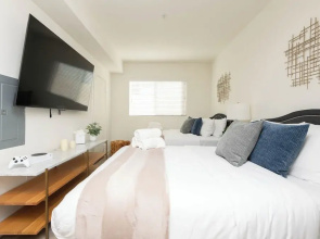Hollywood Apartment Near Walk of Fame