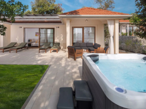 Luxury Bay Villa with private hot tub