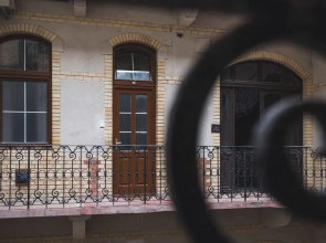 CozyYellowCube Apartment