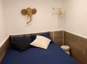 M2 Cool apartment next to metro. 15m to center