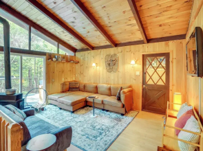 Treehouse Chalet Near Mt. Snow w/ On-site Trails!