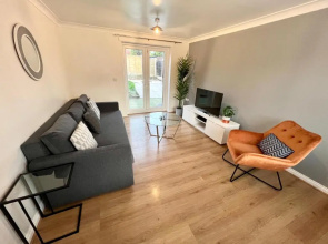 Spacious 3-Bedroom House with 5 Beds And Sofa-Bed