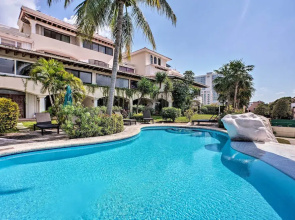 Updated Oceanside Townhome w/ Pool: Walk to Beach!