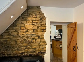 Quaint High Street Cottage in Northampton