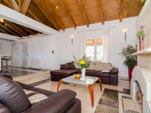 Villa Avoca - Four Bedroom Apartment With Two Balconies and Swimming Pool ID Direct Booker 2124