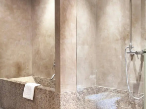 J And J Historic House Hotel